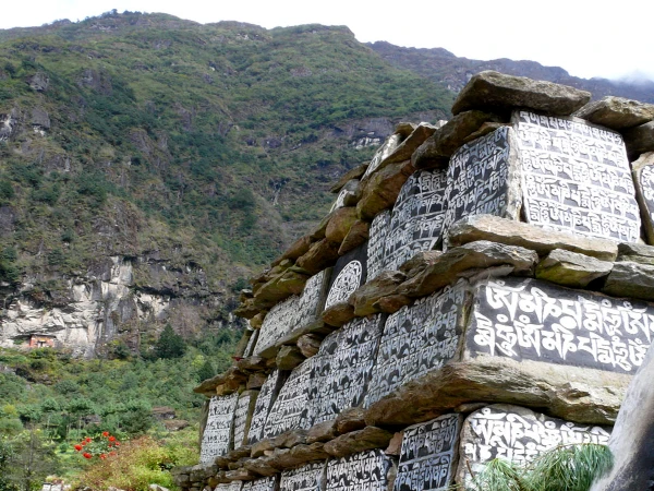 Buddhist Manument 3 High Pass Everest Trek